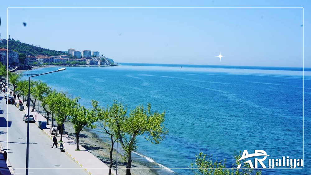 كورنيش يلوا المطل على البحر مع المساحات الخضراء